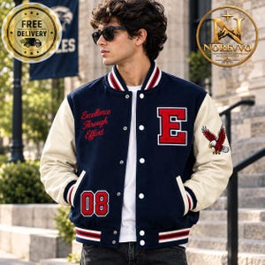 Puede incluir: Una chaqueta universitaria azul marino con mangas color crema, que presenta una letra E roja, el número 08 y un parche de águila. El texto Excellence Through Effort está bordado en el pecho. Tiene cuello, puños y dobladillo a rayas con botones.