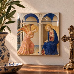 Peut inclure: Un carreau en céramique carré présentant une reproduction de l'Annonciation. L'œuvre représente un ange en robe rose aux ailes multicolores face à une figure assise vêtue d'une robe rose et d'un manteau bleu, sous une arche classique.