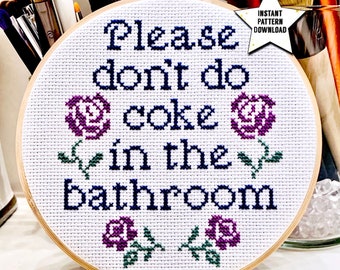 Kreuzstichmuster „Bitte kein Kokain im Badezimmer“: Blumenstickerei (Digitaler Download)