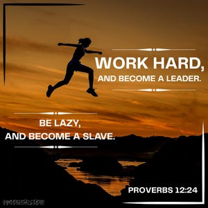 Peut inclure: Une impression numérique montrant la silhouette d'une personne sautant devant un ciel au coucher du soleil. Le texte indique : WORK HARD, AND BECOME A LEADER. BE LAZY, AND BECOME A SLAVE. PROVERBS 12:24. L'image inclut des rochers sombres et de l'eau.