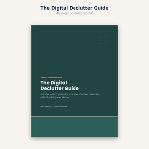 Może przedstawiać: Ciemnozielony e-book do druku o długości 40 stron zatytułowany The Digital Declutter Guide. Okładka zawiera biały tekst, mały wzór w kratkę i cienką poziomą linię. Zawiera podtytuł A simple system to reclaim your time, attention, and calm.