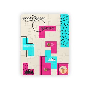 Puede incluir: Un rompecabezas rectangular con fondo crema y bloques geométricos en rosa brillante y cian. El diseño incluye los textos spooky season, halloqueen y hey BOO, junto con pequeñas ilustraciones de fantasmas y calabazas.