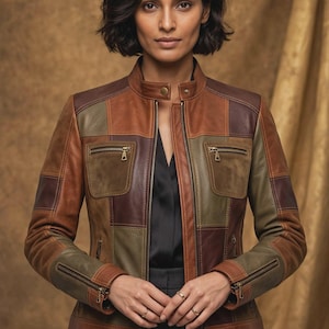 Könnte beinhalten: Eine mehrfarbige Lederjacke mit Patchwork-Design in Braun-, Beige- und Olivgrüntönen. Die Jacke verfügt über einen Stehkragen mit Druckknopf, einen durchgehenden Reißverschluss, zwei Brusttaschen mit Reißverschlüssen sowie Reißverschlüsse an den Ärmelbündchen.