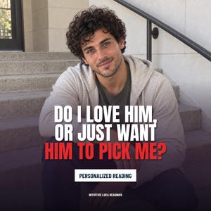 Puede incluir: Una sudadera con capucha y cremallera gris claro sobre una camiseta verde oscuro. La imagen incluye el texto: DO I LOVE HIM, OR JUST WANT HIM TO PICK ME? PERSONALIZED READING INTUITIVE LUCA READINGS. La persona tiene cabello oscuro rizado y ojos azules.