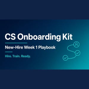 Könnte beinhalten: Eine digitale Grafik mit einem dunkelblauen bis türkisfarbenen Hintergrund mit dem weißen Text CS Onboarding Kit, New-Hire Week 1 Playbook und Hire. Train. Ready. Eine hellblaue Liniengrafik zeigt einen Pfad mit einem Personensymbol und zwei Häkchen.