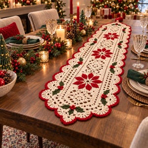 Peut inclure: Un long chemin de table en crochet rectangulaire avec une base blanc cassé, orné d'un motif répétitif de fleurs de poinsettia rouges et de feuilles de houx vertes avec des baies rouges. Il présente une bordure festonnée rouge et des détails en dentelle.