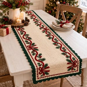 Peut inclure: Un chemin de table rectangulaire en crochet de couleur crème avec une bordure festonnée vert foncé et un motif brodé de rubans rouges, de feuilles de houx vertes et de baies rouges disposés en ondulations sur toute la longueur.