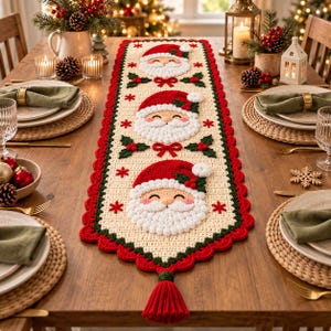 Peut inclure: Un chemin de table en crochet rectangulaire orné de trois visages de Père Noël répétés avec des bonnets rouges, des barbes blanches et des motifs de houx verts. Il présente une base crème, une bordure rouge festonnée et un gland rouge.