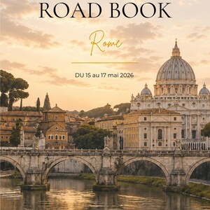 Könnte beinhalten: Ein Reisejournal-Cover mit dem Titel ROAD BOOK Rome, dem Text CARNET DE VOYAGE und DU 15 au 17 mai 2026. Das Bild zeigt eine Ansicht des Tibers, der Engelsbrücke und des Petersdoms in Rom bei Sonnenuntergang.