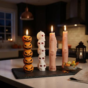 Blödande skalle och avhuggna fingerljus, staplade pumpavaxpelare, makaber Halloweendekoration