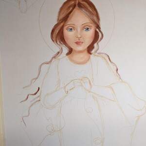 Puede incluir: Una pintura de acuarela de una ni&ntilde;a joven con cabello largo y casta&ntilde;o y ojos azules. Lleva un vestido blanco y tiene las manos juntas frente a ella. Una paloma blanca vuela sobre su cabeza.