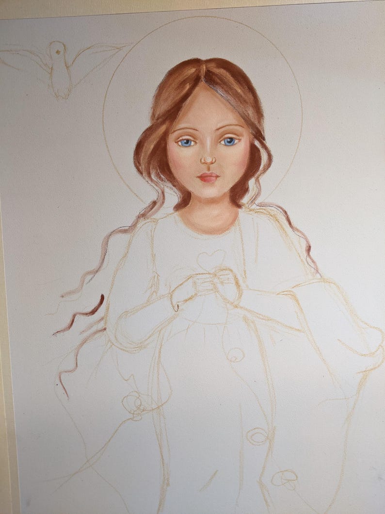 Puede incluir: Una pintura de acuarela de una ni&ntilde;a joven con cabello largo y casta&ntilde;o y ojos azules. Lleva un vestido blanco y tiene las manos juntas frente a ella. Una paloma blanca vuela sobre su cabeza.
