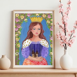 Puede incluir: Una pintura de una mujer con cabello largo y castaño que lleva una corona dorada y un vestido morado con flores blancas. Ella sostiene dos pequeñas casas en sus manos. El fondo es un cielo azul con un borde floral.