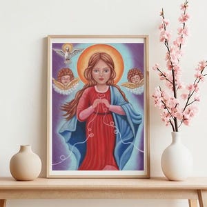 Puede incluir: Una pintura de una ni&ntilde;a joven con cabello largo y casta&ntilde;o que lleva un vestido rojo y una t&uacute;nica azul. Ella sostiene una cuerda en sus manos y hay dos &aacute;ngeles con alas a cada lado de ella.