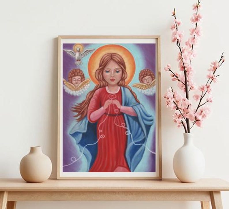 Puede incluir: Una pintura de una ni&ntilde;a joven con cabello largo y casta&ntilde;o que lleva un vestido rojo y una t&uacute;nica azul. Ella sostiene una cuerda en sus manos y hay dos &aacute;ngeles con alas a cada lado de ella.