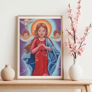 Puede incluir: Una pintura de una mujer con un vestido rojo y una t&uacute;nica azul que sostiene un hilo blanco en sus manos. Est&aacute; rodeada por un halo de luz y dos &aacute;ngeles. La pintura tiene un fondo morado.