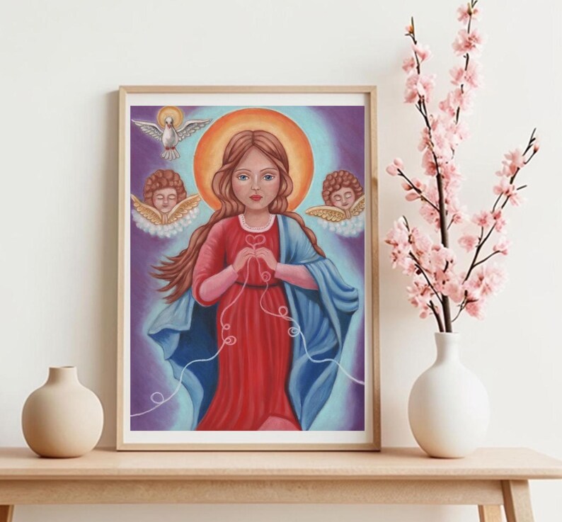 Puede incluir: Una pintura de una mujer con un vestido rojo y una t&uacute;nica azul que sostiene un hilo blanco en sus manos. Est&aacute; rodeada por un halo de luz y dos &aacute;ngeles. La pintura tiene un fondo morado.