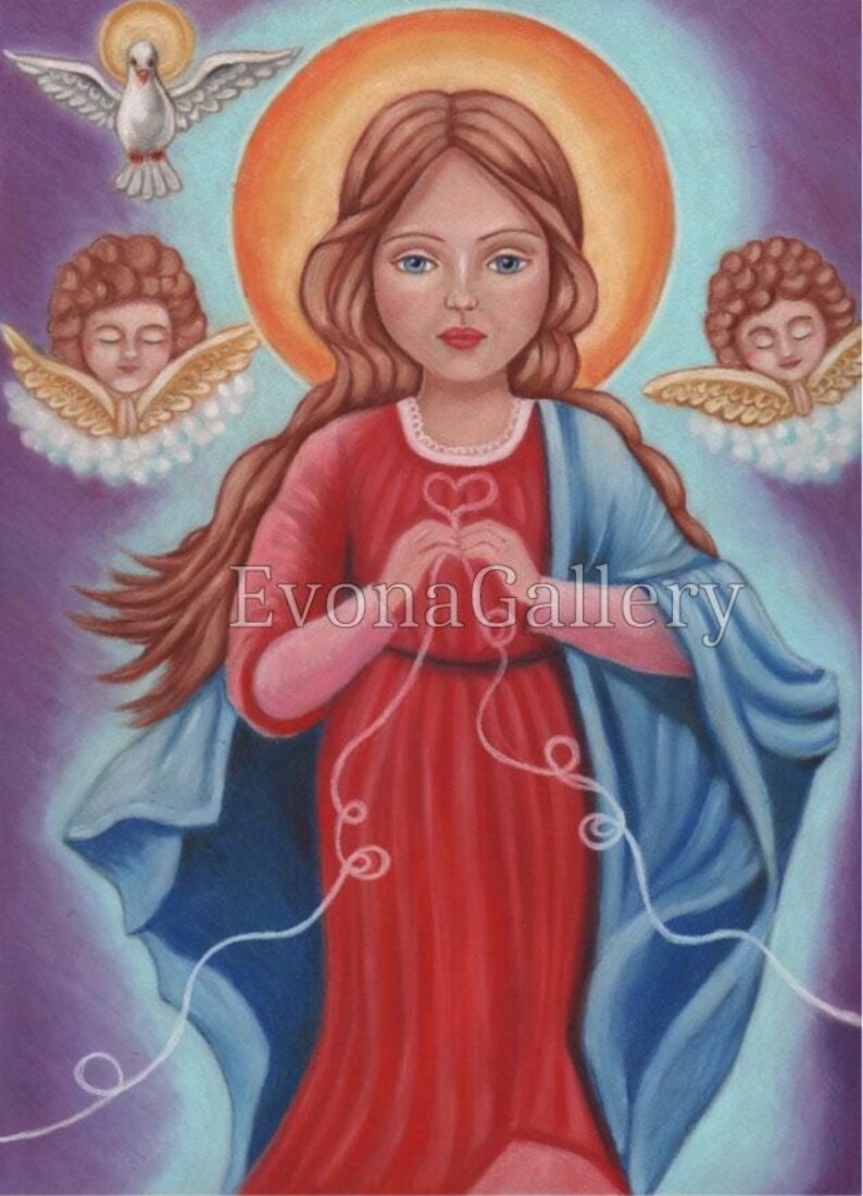 Puede incluir: Una pintura de una joven con cabello largo y casta&ntilde;o que lleva un vestido rojo y una t&uacute;nica azul. Ella sostiene un hilo blanco en sus manos, formando una forma de coraz&oacute;n. Dos &aacute;ngeles con alas doradas est&aacute;n a cada lado de ella, y una paloma blanca con alas doradas est&aacute; sobre su cabeza. La pintura est&aacute; titulada "EvonaGallery".