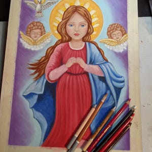 Puede incluir: Un dibujo al pastel de una joven con el pelo largo y casta&ntilde;o que lleva un vestido rojo y una t&uacute;nica azul. Tiene las manos juntas en oraci&oacute;n. Dos &aacute;ngeles con alas est&aacute;n a cada lado de ella, y una paloma vuela sobre su cabeza.