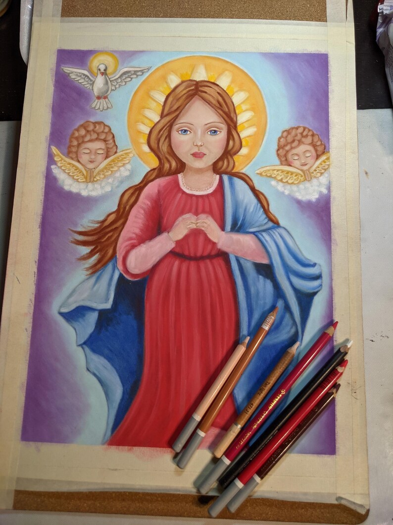 Puede incluir: Un dibujo al pastel de una joven con el pelo largo y casta&ntilde;o que lleva un vestido rojo y una t&uacute;nica azul. Tiene las manos juntas en oraci&oacute;n. Dos &aacute;ngeles con alas est&aacute;n a cada lado de ella, y una paloma vuela sobre su cabeza.