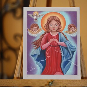 Puede incluir: Una pintura de una mujer con un vestido rojo que sostiene un hilo blanco en sus manos. Est&aacute; rodeada de &aacute;ngeles y una paloma. El fondo es un degradado de morado y azul.