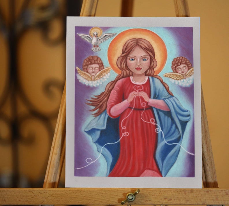 Puede incluir: Una pintura de una mujer con un vestido rojo que sostiene un hilo blanco en sus manos. Est&aacute; rodeada de &aacute;ngeles y una paloma. El fondo es un degradado de morado y azul.