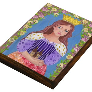 Puede incluir: Placa rectangular de madera con una ilustración pintada de una mujer con corona dorada y vestido morado. La obra está enmarcada por un borde floral sobre fondo azul.