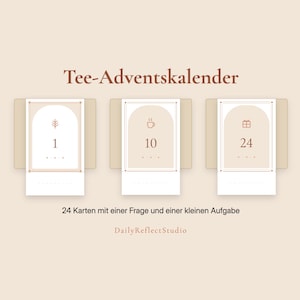 Puede incluir: Un conjunto de tarjetas titulado Tee-Adventskalender que presenta tres tarjetas rectangulares con diseños de arco, numeradas 1, 10 y 24. Cada tarjeta muestra un pequeño icono, incluyendo un árbol, una taza y un regalo. El texto dice 24 Karten mit einer Frage und einer kleinen Aufgabe y DailyReflectStudio.