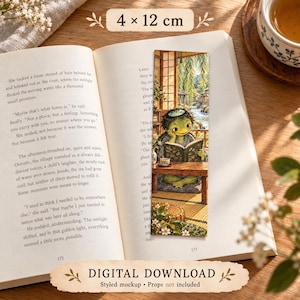 Puede incluir: Un marcapáginas rectangular de 4 por 12 cm con la ilustración de una criatura verde similar a una tortuga que viste un kimono, sentada sobre una estera de tatami y leyendo un libro en una habitación con vistas a un río y sauces.