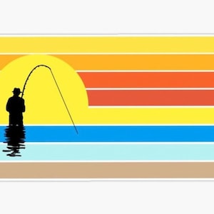 Puede incluir: Una pegatina rectangular que muestra la silueta de una persona pescando en el agua frente a un gran sol amarillo. El fondo consta de franjas horizontales en amarillo, naranja, rojo, azul claro y beige, creando un efecto de puesta de sol.