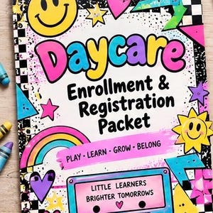 Könnte beinhalten: Ein rechteckiges Anmeldeformular für eine Kindertagesstätte mit buntem Design, das ein gelbes Smiley-Gesicht, einen Regenbogen, Herzen, Sterne und eine blaue Kassette zeigt. Der Text lautet Daycare Enrollment & Registration Packet, Play Learn Grow Belong und Little Learners Brighter Tomorrows.