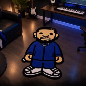 Peut inclure: Un tapis de forme personnalisée représentant un personnage de style dessin animé avec une barbe, portant un survêtement bleu, un collier à chaîne argentée et des baskets blanches. Le personnage a un petit cœur au-dessus du sourcil gauche.