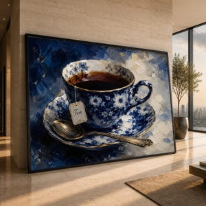 Peut inclure: Une peinture à l'huile encadrée représentant une tasse à thé et une soucoupe à motifs floraux bleus et blancs remplies de thé sombre. Une cuillère en argent repose sur la soucoupe et une étiquette de sachet de thé avec le mot Tea est visible.