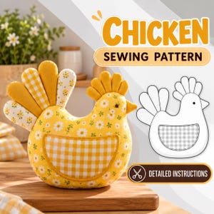 Op de afbeelding: Een stoffen kip van gele stof met een wit madeliefjespatroon, voorzien van een geel-wit geblokt zakje, een effen gele kam en een staart met geblokte en bloemrijke secties. De tekst luidt CHICKEN SEWING PATTERN en DETAILED INSTRUCTIONS.