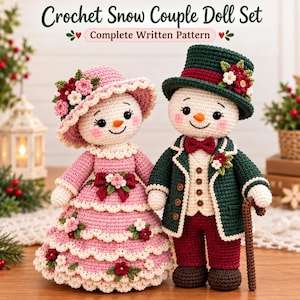 Op de afbeelding: Een gehaakte sneeuwpop poppenset met de tekst Crochet Snow Couple Doll Set Complete Written Pattern. De vrouwelijke pop draagt een roze jurk en hoed met bloemen. De mannelijke pop draagt een donkergroene hoge hoed, jas en een rode broek.