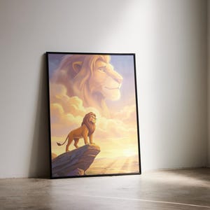 Può includere: Una stampa artistica da parete rettangolare incorniciata raffigurante un'illustrazione digitale di un leone in piedi su una scogliera rocciosa all'alba, con un grande volto di leone etereo e spettrale nel cielo dorato e nuvoloso.