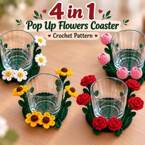 Può includere: Quattro sottobicchieri rotondi all'uncinetto con basi verdi e disegni floreali tridimensionali, ognuno contenente un bicchiere trasparente. I fiori includono margherite bianche, tulipani rosa, girasoli gialli e rose rosse. Testo: 4 in 1 Pop Up Flowers Coaster Crochet Pattern.