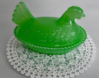 Mini piatto con coperchio a forma di gallina in vetro verde giada sul nido / Portagioie in stile rustico