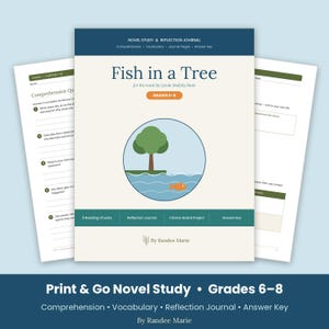 Op de afbeelding: Een romanstudie- en reflectiejournaal voor Fish in a Tree door Lynda Mullaly Hunt, ontworpen voor groep 8 tot en met de tweede klas. De omslag toont een cirkelvormige illustratie van een boom op een oever met een vis in het water, inclusief leesbegrip en woordenschat.