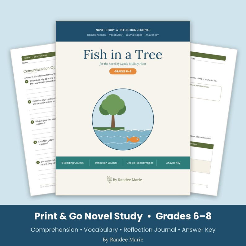 Op de afbeelding: Een romanstudie- en reflectiejournaal voor Fish in a Tree door Lynda Mullaly Hunt, ontworpen voor groep 8 tot en met de tweede klas. De omslag toont een cirkelvormige illustratie van een boom op een oever met een vis in het water, inclusief leesbegrip en woordenschat.