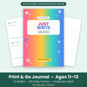 Op de afbeelding: Een 12-weken dagboek met een regenboogverloop op de kaft met de tekst Just Write, A Daily Journal for Noticing the Good, Show Up. Write. Repeat. door Randee Marie, en ster- en cirkelafbeeldingen, getoond met twee gelinieerde binnenpagina's.