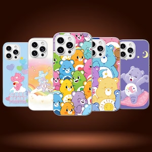 Może przedstawiać: Pięć etui na smartfony z postaciami Care Bears w różnych kolorach i wzorach. Etui przedstawiają ilustracje misiów, tęcz, serc i gwiazd, a na jednym z nich widnieje niebieski napis Care Bears Forever.