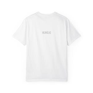 Könnte beinhalten: Ein schlichtes weißes T-Shirt mit kurzen Ärmeln, das mittig im Brustbereich mit dem Wort HEIMELIG in einer einfachen, dünnen, dunkelgrauen serifenlosen Schrift bedruckt ist. Das Kleidungsstück hat einen klassischen Rundhalsausschnitt.