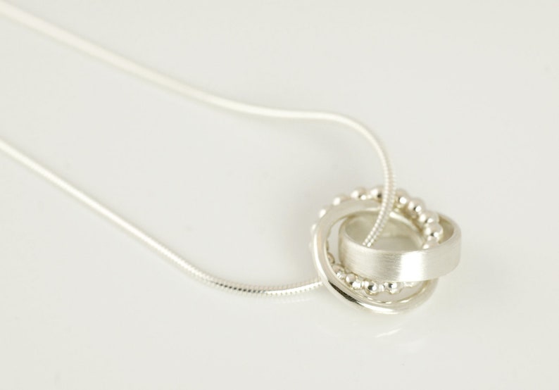 Silberkette mit Anhänger, verschlungene Ringe - Etsy.de