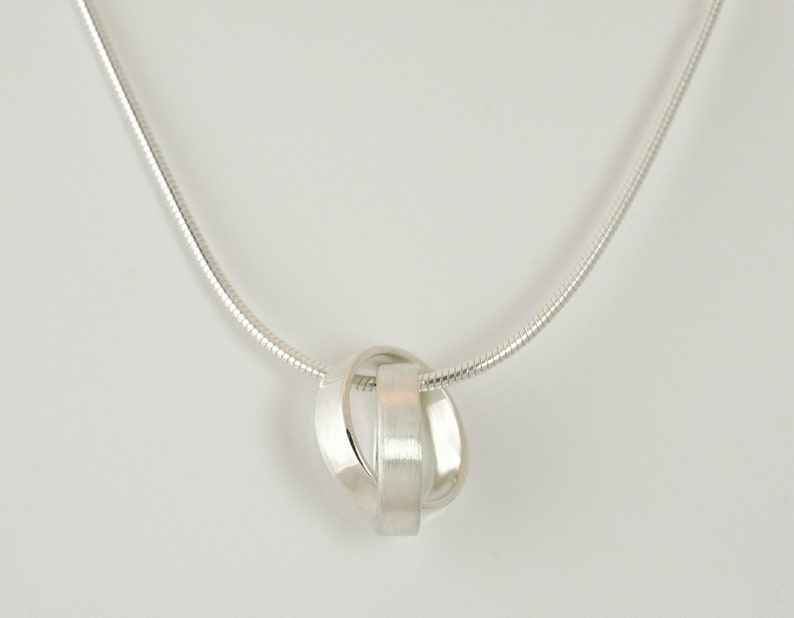 Silberkette mit Anhänger, verschlungene Ringe, beweglicher Anhänger aus ...