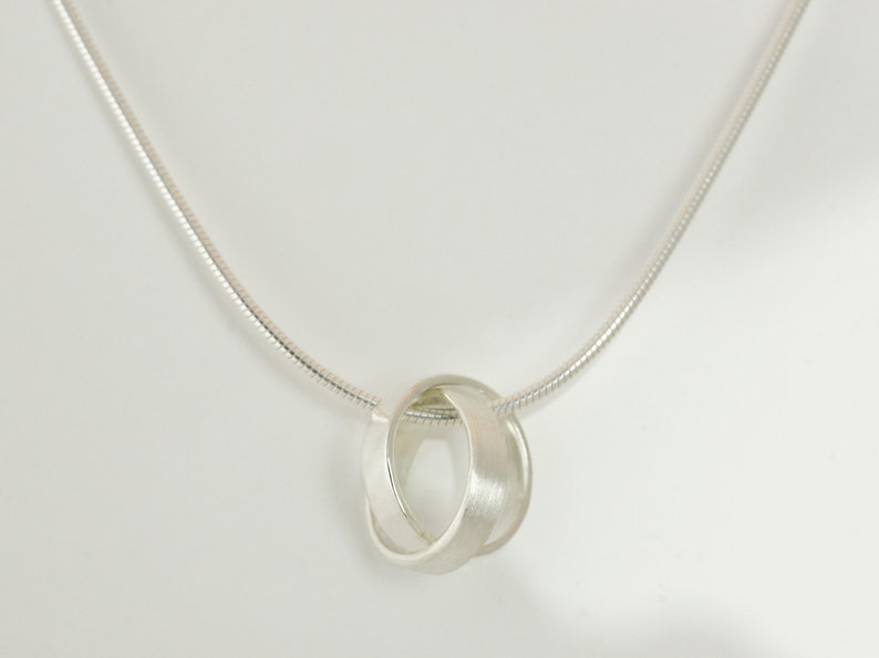 Silberkette mit Anhänger, verschlungene Ringe, beweglicher Anhänger aus ...