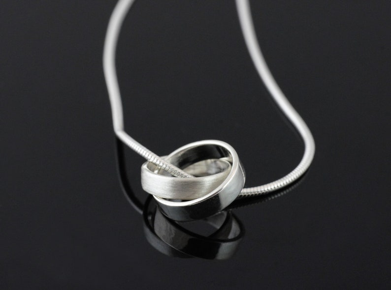 Silberkette mit Anhänger, verschlungene Ringe, beweglicher Anhänger aus ...