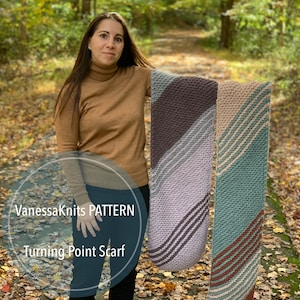 Puede incluir: Bufanda de punto multicolor con rayas diagonales en tonos grises, marrones y verde azulado. La bufanda se muestra al aire libre. El texto "VanessaKnits PATTERN Turning Point Scarf" es visible.
