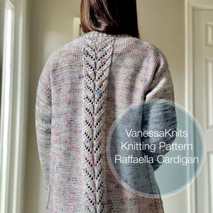 Peut inclure: Un cardigan gris clair avec un motif détaillé en forme de feuille dans le dos. Le pull a un design moucheté avec des éclats de couleur. Le texte "VanessaKnits Knitting Pattern Raffaella Cardigan" est visible sur le côté droit.