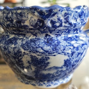 Antiker persischer Qajar-Porzellan-Übertopf/Pflanztopf mit Löwen- und Sonnenmarke, blau-weiß, zweihenklige Schale/Vase, Chinoiserie-Dekor, ca. 1900
